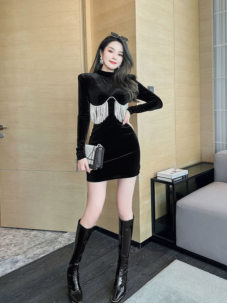 Elegant Black Velvet Sheath Dress: Retro Style for Fall Fashionistas