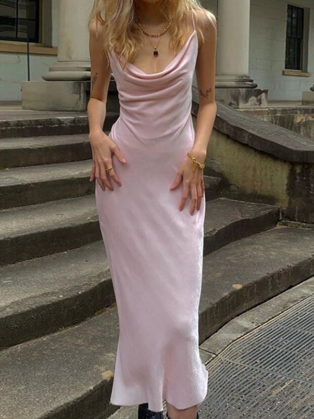 Velvet Low Cut Bodycon Dress: Elegant Evening Wear for Women